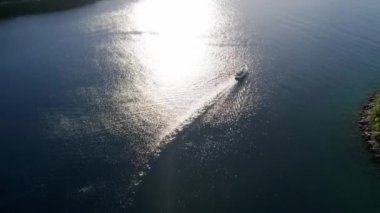 Yaz lüks modern tekne gezisi. Beyaz yat. Yelkenli. Lüks gemi gezisi. Derin mavi sulardaki beyaz teknenin görüntüsü. Lüks gemiyle yaz seyahati. Yatçılık. Lüks yelkenli..