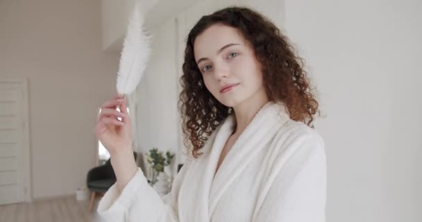 Portrait Jeune Belle Femme Avec Maquillage Tenant Jouer Avec Plume — Video