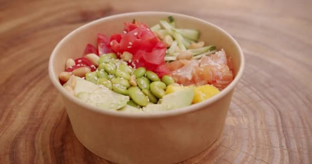 平底锅 夏威夷传统生鱼片沙拉 有机和清洁的饮食 日本菜 锅里有鲑鱼 木制底盘上的黄瓜 — 图库视频影像