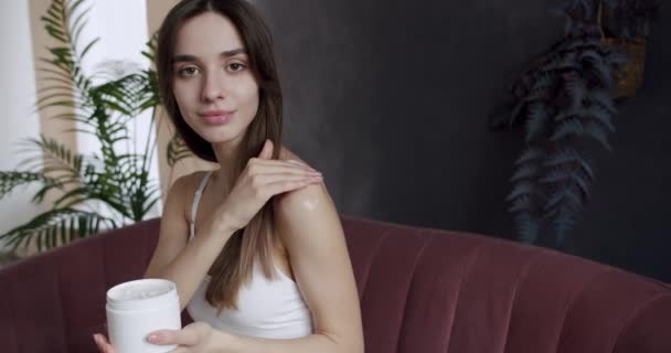 Belle Femme Appliquant Crème Sur Peau Main Procédure Cosmétique Quotidienne — Video