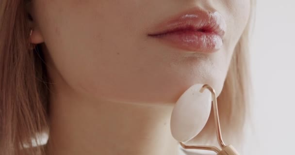 Närbild Vacker Kvinna Med Perfekt Slät Frisk Hud Får Massage — Stockvideo