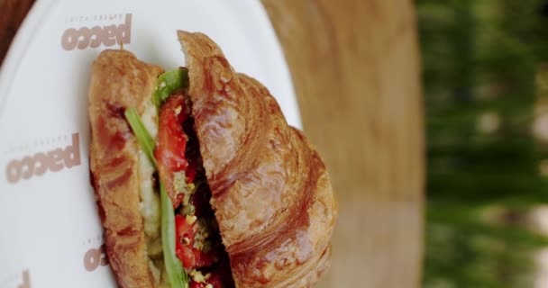 Reggeli Vegán Croissant Szendviccsel Zöld Salátával Paradicsommal Friss Vega Croissant — Stock videók
