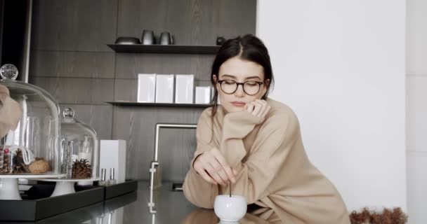 Krásná Mladá Žena Pije Kávu Čaj Moderním Kuchyňském Pokoji Doma — Stock video