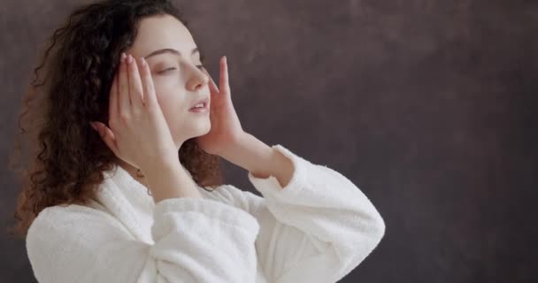 Mükemmel Sağlıklı Cilde Sahip Bir Kadın Elleriyle Yüzüne Dokunuyor Yaşlanma — Stok video