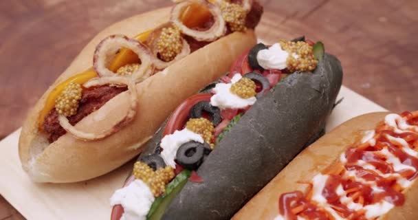 Hausgemachte Hot Dogs Vom Grill Auf Brötchen Mit Senf Und — Stockvideo