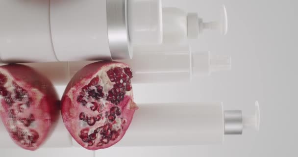 Beyaz Şişe Kozmetik Için Nar Meyveli Tüpler Stüdyoda Beyaz Bir — Stok video