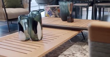 Lüks villa için modern sandalyeler. Minimalist sandalyesi ve masası olan Summer Terrace mobilyaları. Bahçe mobilyaları, Modern Lüks Villa. Minimalist daire. Bahçe parkı için masa ve sandalyeler..