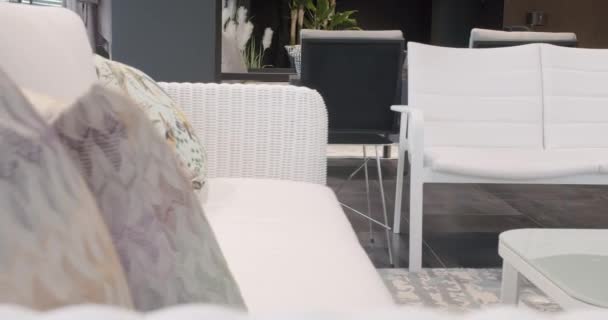 Minimalist Sandalyesi Masası Olan Beyaz Teras Mobilyası Bahçe Mobilyaları Modern — Stok video