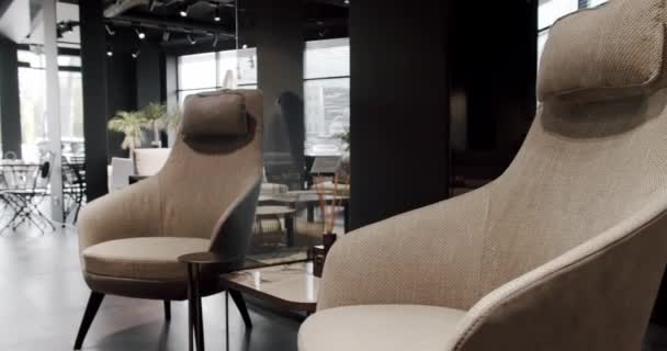 Nowoczesna Luksusowa Willa Minimalistyczne Mieszkanie Stół Krzesła Ogrodowe Nowoczesne Krzesła — Wideo stockowe