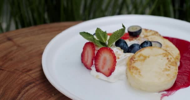 Νόστιμο Πρωινό Πεντανόστιμα Τσίζκεϊκ Λευκό Πιάτο Πεντανόστιμες Τηγανίτες Μούρα Φράουλες — Αρχείο Βίντεο
