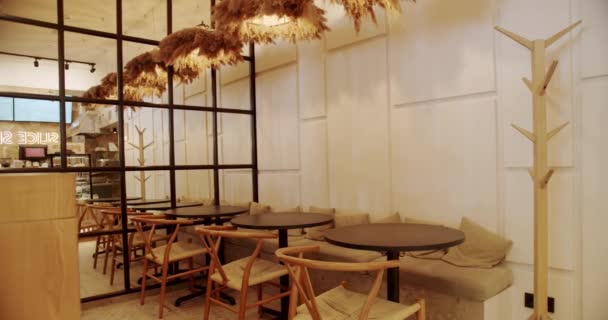 現代木製の椅子とテーブル 空のダイニングファブリックと木製の椅子 木製インテリアのモダンなレストランカフェ ウッド スラット ウォール — ストック動画