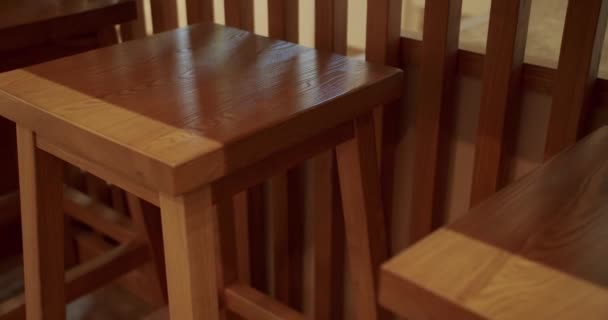 把木椅关上 生态友好型咖啡 空荡荡的餐桌和椅子 咖啡店里的现代木制家具 在阳光灿烂的日子里 有木制椅子和没有人的桌子的现代简约咖啡馆 — 图库视频影像