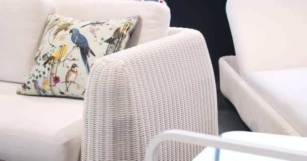 現代の高級ヴィラ ミニマリストのアパート 屋外テーブルと庭園公園用の椅子 高級ヴィラのためのモダンな椅子 ミニマリストチェアとテーブル付きの夏の白いテラスの家具 庭用家具 — ストック動画