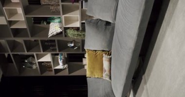 Gri mobilyalı modern Minimalist oturma odası. Şatafatlı modern ev içi köşeli kanepe, moda mobilyalar. Minimalist İç İşleri. Modern Mobilya Tasarımı. Dikey video