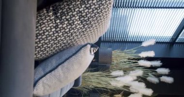 Siyah mobilyalı modern Minimalist oturma odası. Moda mobilyalar. Minimalist İç İşleri. Gayrimenkul özel evi. Dikey video.