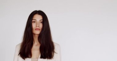 Moda modeli kameraya bakıyor. Kafkasyalı bir kızın çarpıcı yüzü. Güzel kahverengi gözlü seksi bir manken. Esmer, mutlu kadın güzellik portresi. Yaklaş. Cilt bakımı. Kozmetik ve makyaj.
