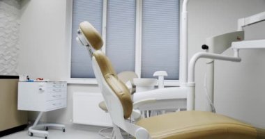 Dişçi koltuğu ve tıbbi ekipmanlı modern oda. Dişçi koltuğu ve diğer aksesuarlar. Diş sağlığı kliniği ekipmanları.