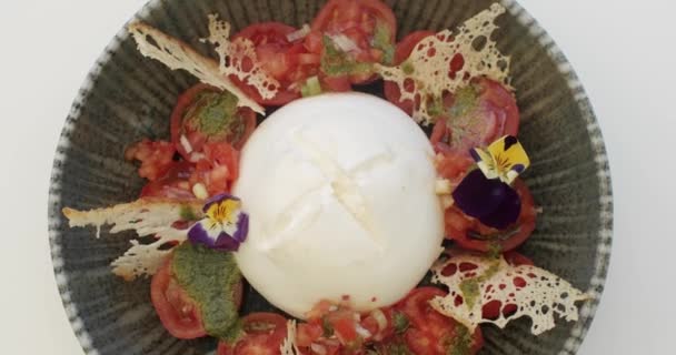 Salada Verão Saborosa Com Tomate Cereja Mussarela Com Pesto Flor — Vídeo de Stock