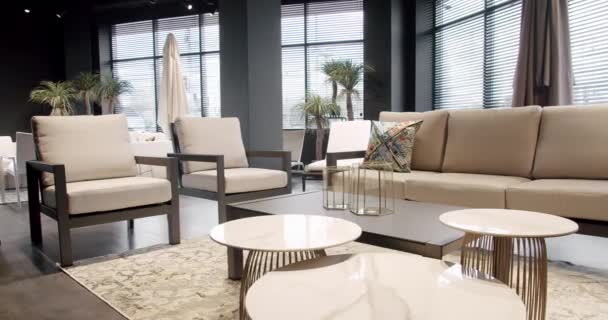 花园和现代豪华别墅的现代白色和米黄色家具 最低限度的公寓 花园公园的户外餐桌和椅子 现代椅子 有简约椅子和桌子的夏季平台 — 图库视频影像