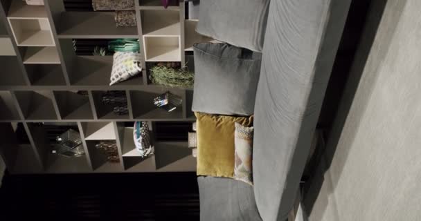 现代简约的客厅 灰色家具 奢华的现代住宅内部与角落索法 时尚家具 简约家庭内部 现代家具设计 垂直录像 — 图库视频影像