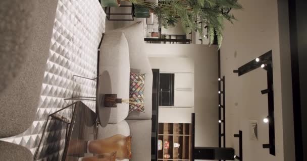现代简约主义客厅 白色家具 奢华的现代住宅内部与角落索法 书架和厨房房间 简约家庭内部 垂直录像 — 图库视频影像