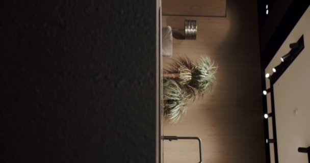 モダンで広々とした木製キッチンルーム 不動産について モダンなクロムフォーセット ニューホームのミニマリストデザイン バーティカルビデオ 島のある贅沢なキッチン 高級家屋のモダンなインテリア — ストック動画