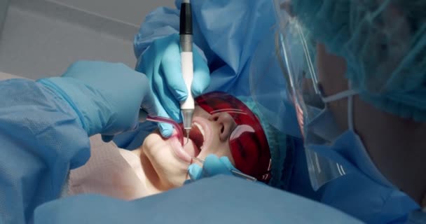 Clínica Dental Moderna Higiene Oral Limpieza Profiláctica Paciente Femenina Procedimiento — Vídeos de Stock
