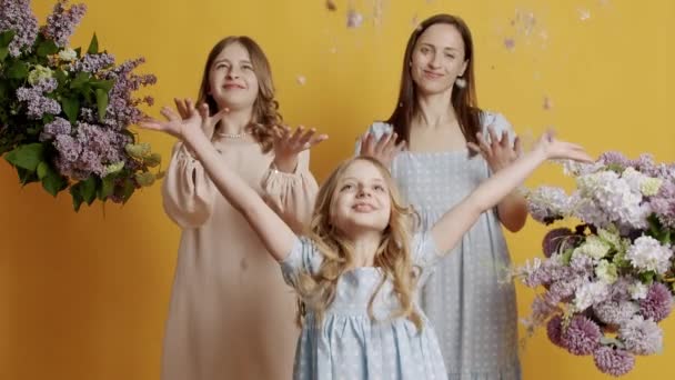 Ung Mor Med Barn Kräks Upp Kronblad Från Naturliga Blommor — Stockvideo