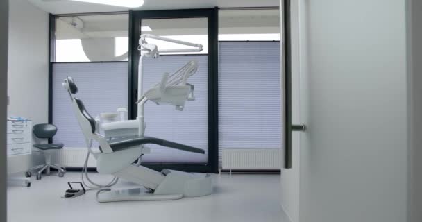 Nowoczesny Pokój Krzesłem Dentystycznym Sprzętem Medycznym Sprzęt Dentystyczny Gabinecie Stomatologicznym — Wideo stockowe