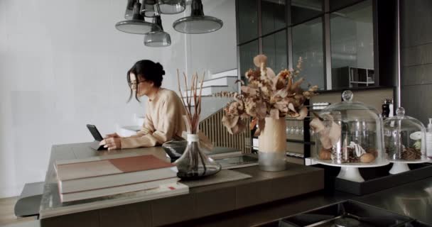 Красива Жінка Вдома Використовує Цифровий Планшет Сучасній Кухонній Кімнаті Квартирі — стокове відео