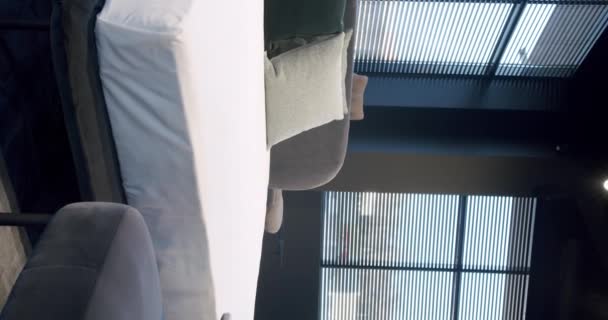 Elegantes Interieur Minimalistisches Schlafzimmer Modernes Hotelschlafzimmer Interieur Und Bett Mit — Stockvideo