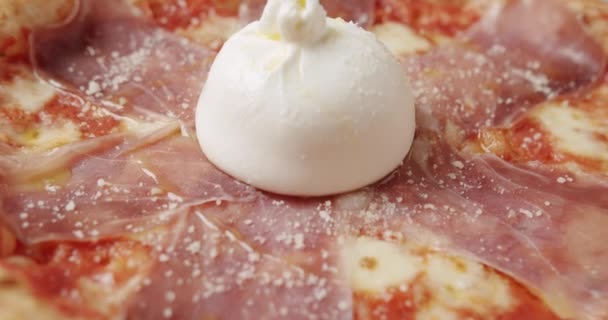 白い背景にチーズとProsciuttoピザ 最上階だ 食材を使ったイタリア料理のコンセプト ファーストフードの概念 おいしいピザハムとイタリア料理 高速ピッツェリア チーズとハム — ストック動画