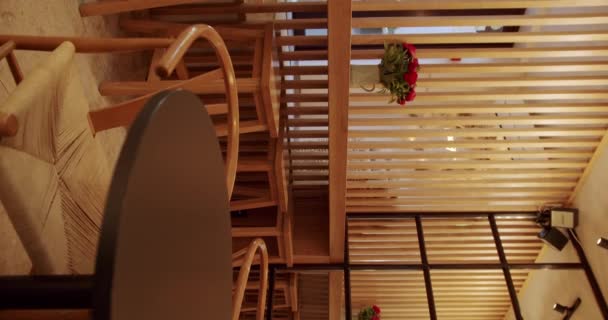 Moderní Minimalistická Kavárna Dřevěnou Židlí Textilním Materiálem Černým Stolem Dřevěné — Stock video