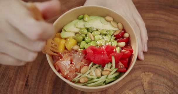 食物午餐时吃新鲜的鱼和蔬菜 日本菜 一个女人的手端着平底锅和鲑鱼 黄瓜在木制的背景上 健康食品 酮饮食概念 — 图库视频影像
