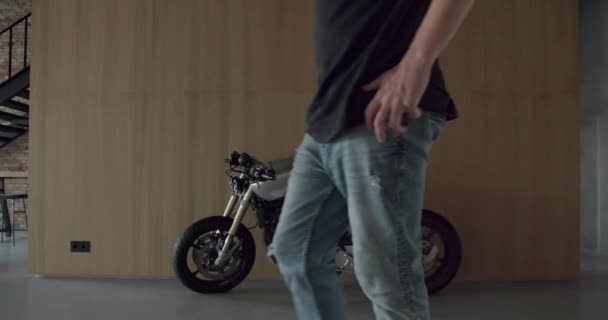 Deposito Moto Appartamento Moderno Vicino Alla Parete Legno Uomo Che — Video Stock