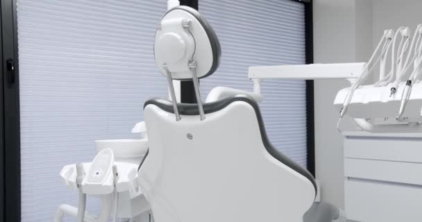 配备牙椅和医疗设备的现代化房间 现代牙科诊所牙科护理的概念 牙科诊所设备 — 图库视频影像