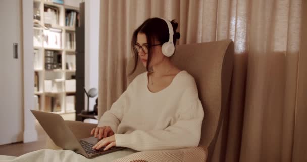 Krásná Mladá Žena Pracuje Notebooku Zatímco Sedí Židli Smyslná Dívka — Stock video