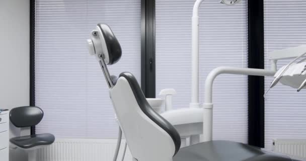 配备牙椅和医疗设备的现代化房间 牙科诊所的现代化设备 现代牙科诊所椅子和其他附件 牙科诊所设备 — 图库视频影像