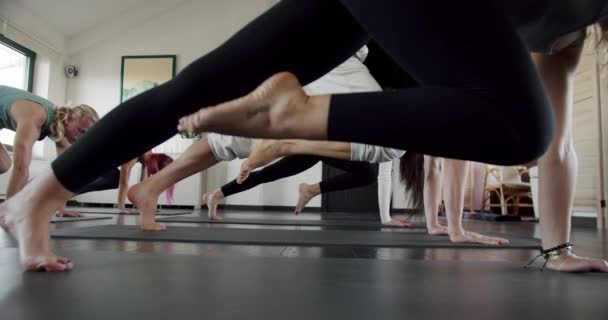 年轻而有魅力的人和教练一起练习瑜伽 在瑜伽俱乐部健身室和体操课上锻炼和伸展健康的生活方式 — 图库视频影像