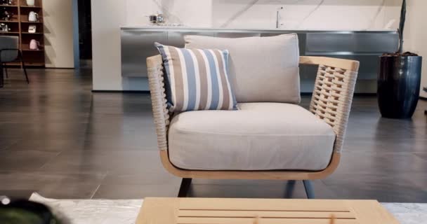 豪华别墅的现代椅子 夏季露台家具与简约的椅子和桌子 花园家具 现代豪华别墅 最低限度的公寓 花园公园的户外餐桌和椅子 — 图库视频影像