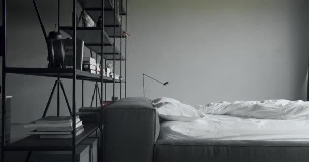 Кімната Інтер Єром Лофт Зручне Незроблене Ліжко Подушками Простирадло Покривало — стокове відео