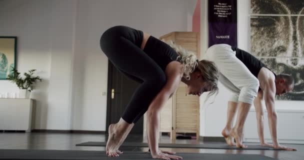 Genç Sporcu Çekici Insanlar Eğitmenle Yoga Dersi Alıyor Spor Salonu — Stok video