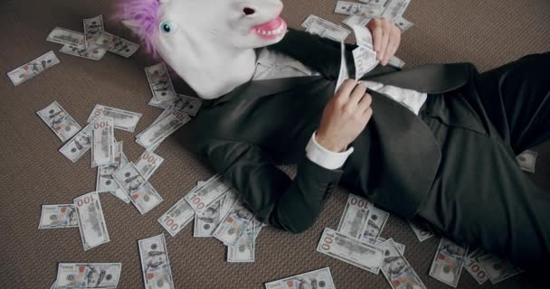 Affärsman Med Enhörning Mask Räkna Stack Kontanter Dollar Vinst Lön — Stockvideo