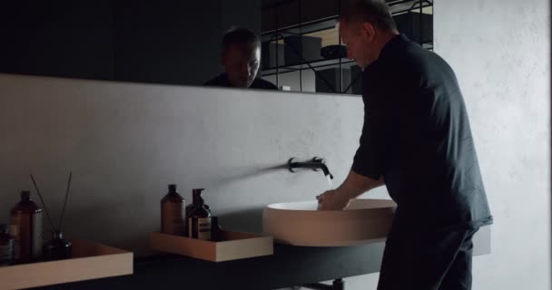 Man Wassen Handen Binnenlandse Badkamer Met Loft Interieur Hygiëne Concept — Stockvideo