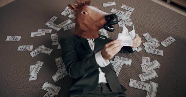 Забавный Человек Маске Лошади Костюме Наслаждается Своим Финансовым Успехом Считает — стоковое видео