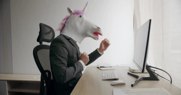 Vtipný Muž Maskou Jednorožce Obleku Těší Jeho Finanční Úspěch Počítání — Stock video