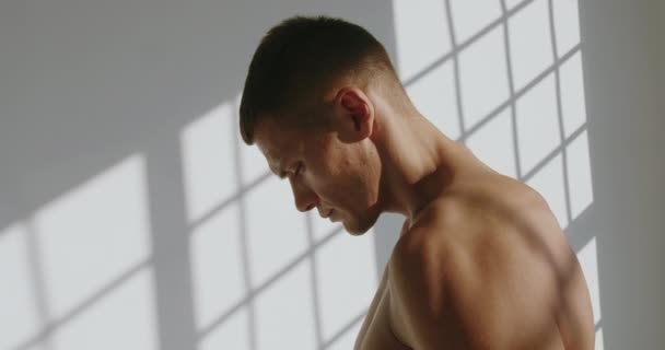 Πορτρέτο Του Νεαρού Όμορφου Bodybuilder Αθλητικό Σώμα Στο Στούντιο Λευκό — Αρχείο Βίντεο
