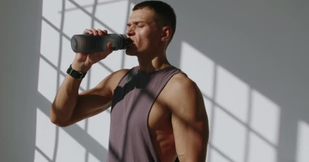 Спортсмен Тримає Пляшку Води Руці Після Тренування Молодий Чоловік Відчуває — стокове відео