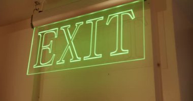 Barda ışıklı neon ışığı. Gece kulübünde parlayan tabela. Dekorasyon elementi içeride. Detaylar iç kısımda.