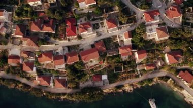 Deniz kenarındaki köyde hava manzarası. Evleri, yolları ve güzel doğası olan pitoresk Yunan adasının en iyi manzarası. Akdeniz kıyısında küçük bir kasaba. Seyahat kavramı